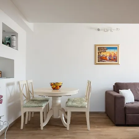 Sunny App With Reserved Parking Apartament